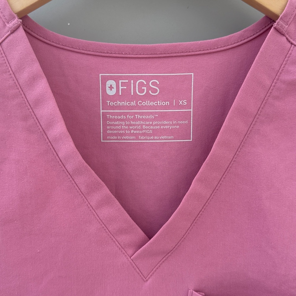 Figs Catarina Women's V-Neck Scrub Short Sleeve Fitted Top Chalk Pink XS - Picture 5 of 7